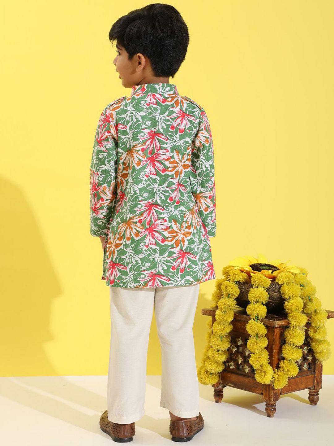 Cutiekins Boys Floral dicetak kurta biasa dengan piyama