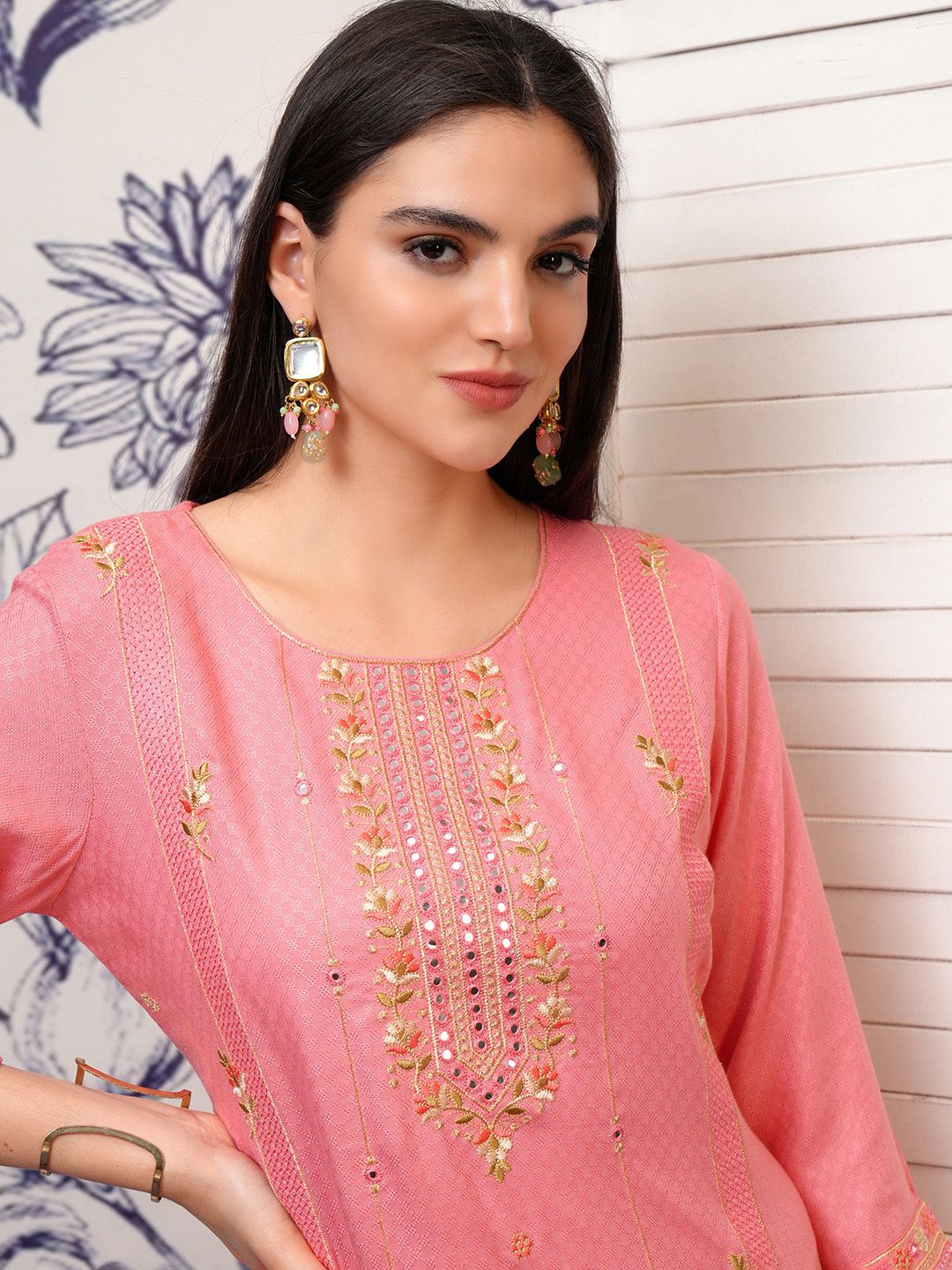 Vishudh Peach Bunga Sulam Benang Bekerja Kurta Lurus