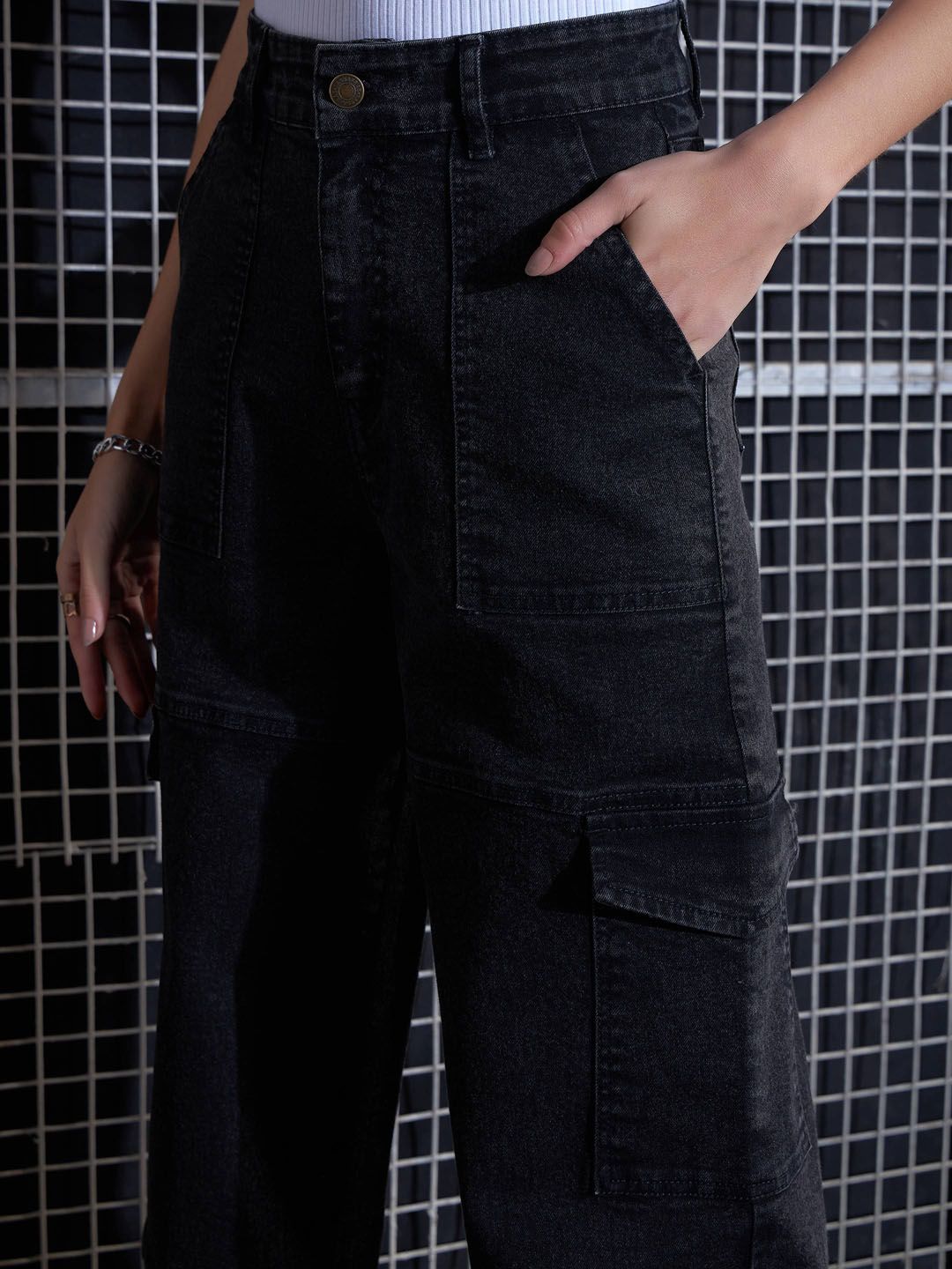 SASSAFRAS Women Black Straight Fit High-Rise Light Fade Stretchable Cargo Jeans