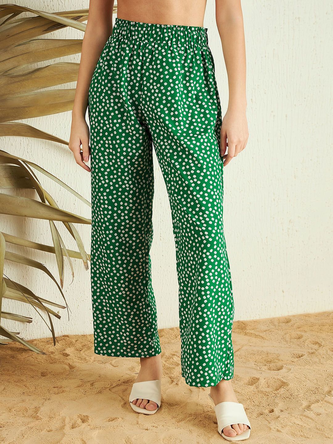Berrylush Women Green Floral Printed High-Rise Trousers