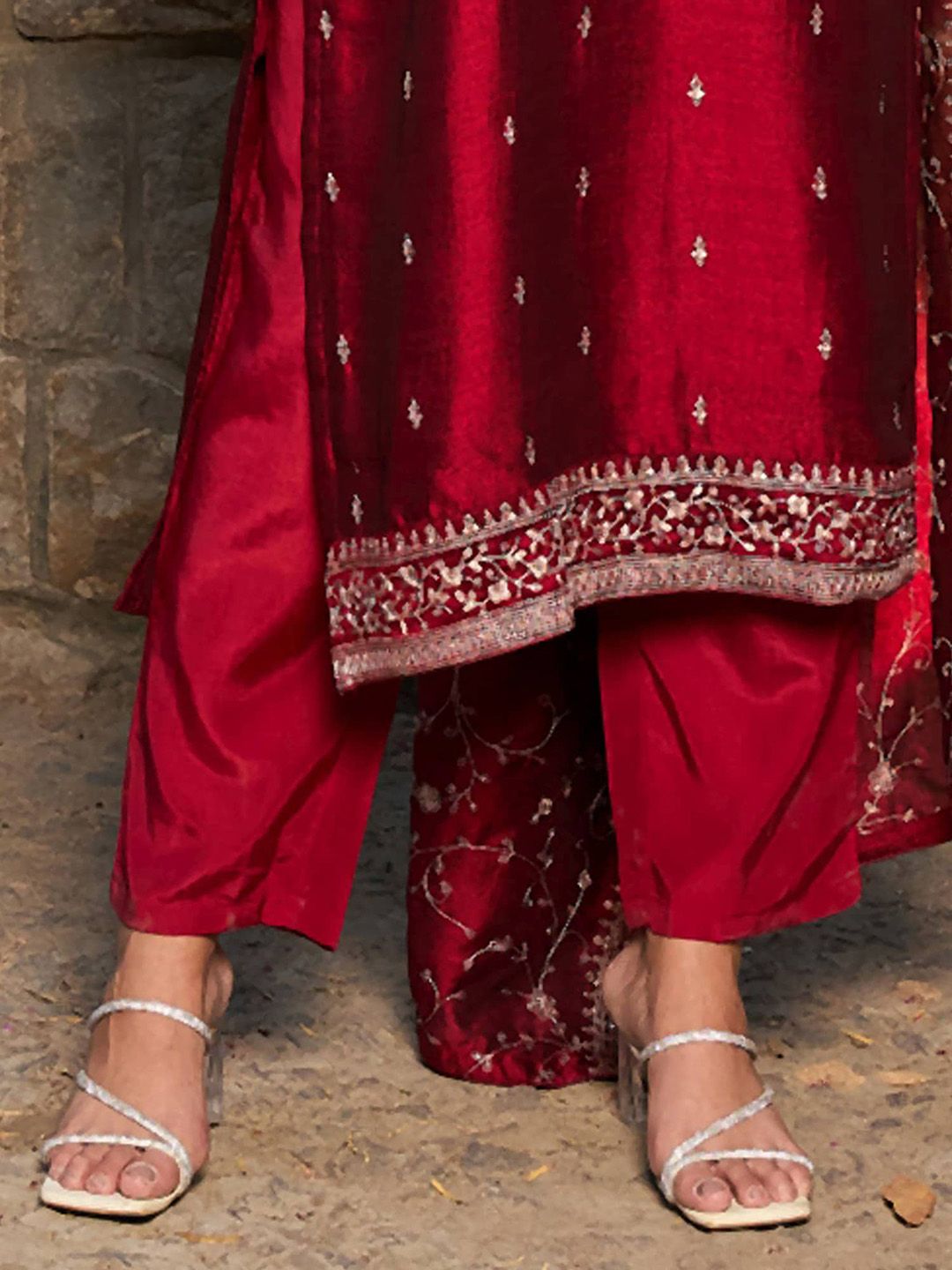 Kurta Kerja Benang V-Neck Era Indo Motif Bersulam dengan Seluar & Dupatta