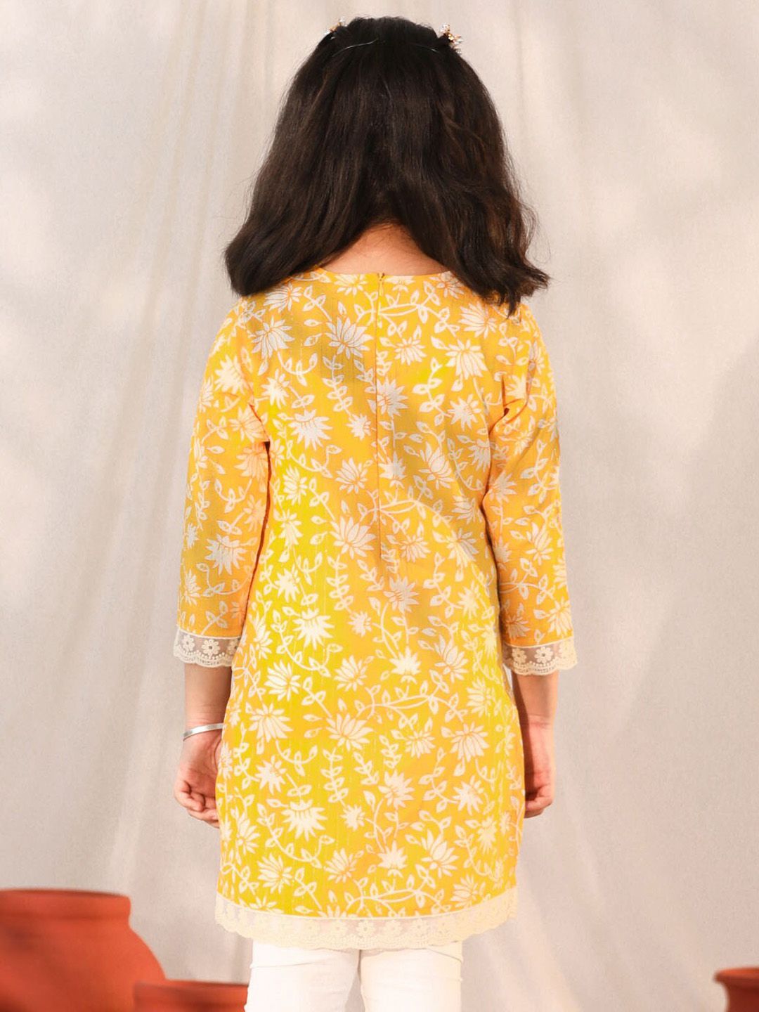 VASTRAMAY Girls Floral Printed V-Neck Cotton Kurta