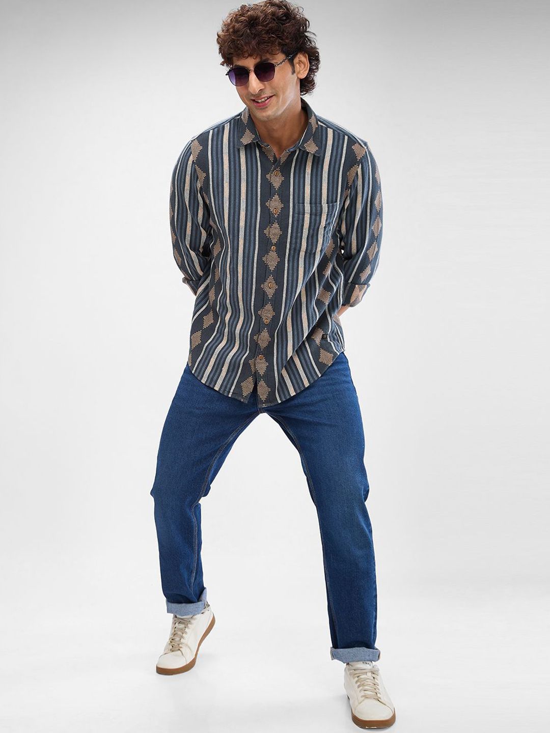 Spykar Men Slim Fit legap bergaris baju kasual kolar