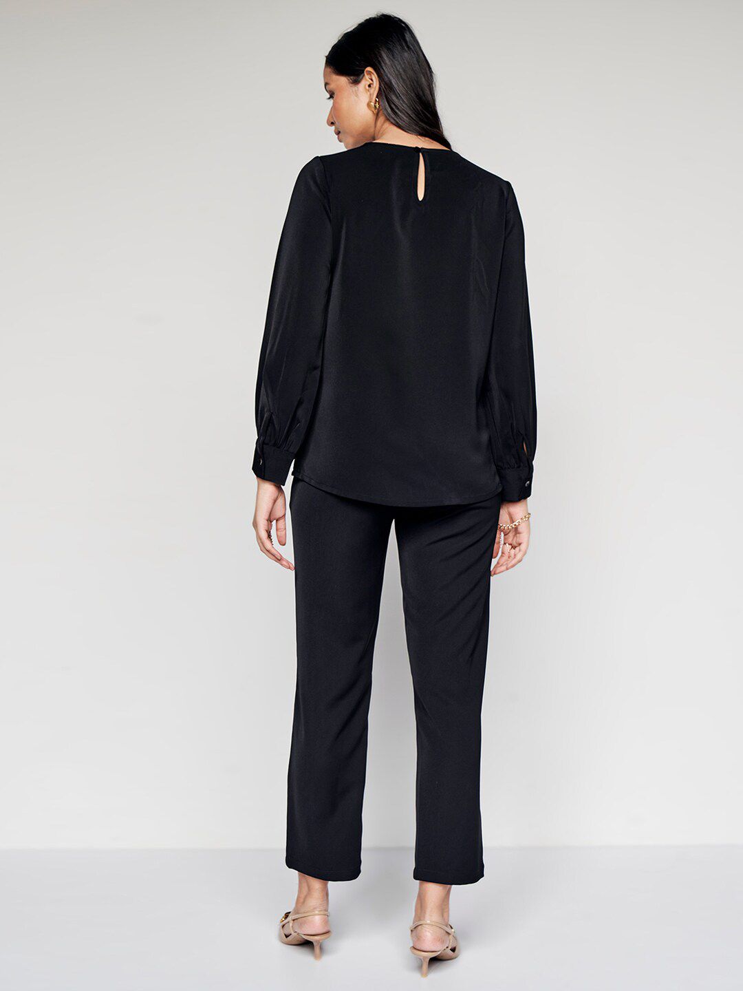 AND Keyhole Neck Long Sleeves Top