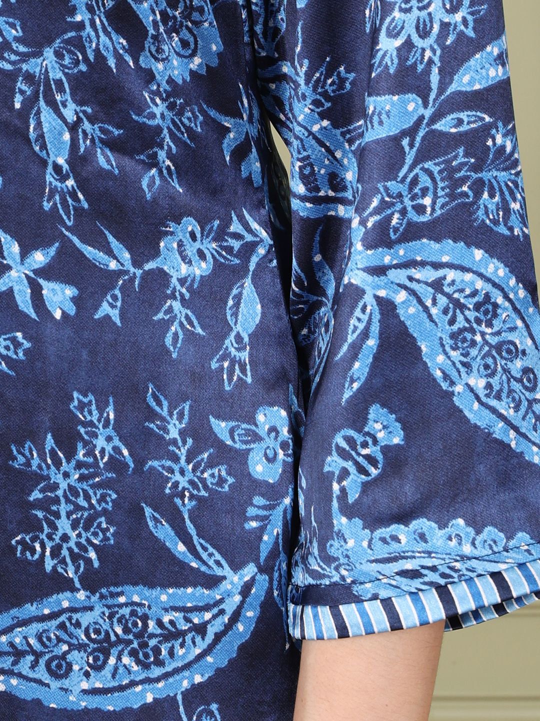 W Women Floral Printed Regular Thread Work Kurta with Trousers