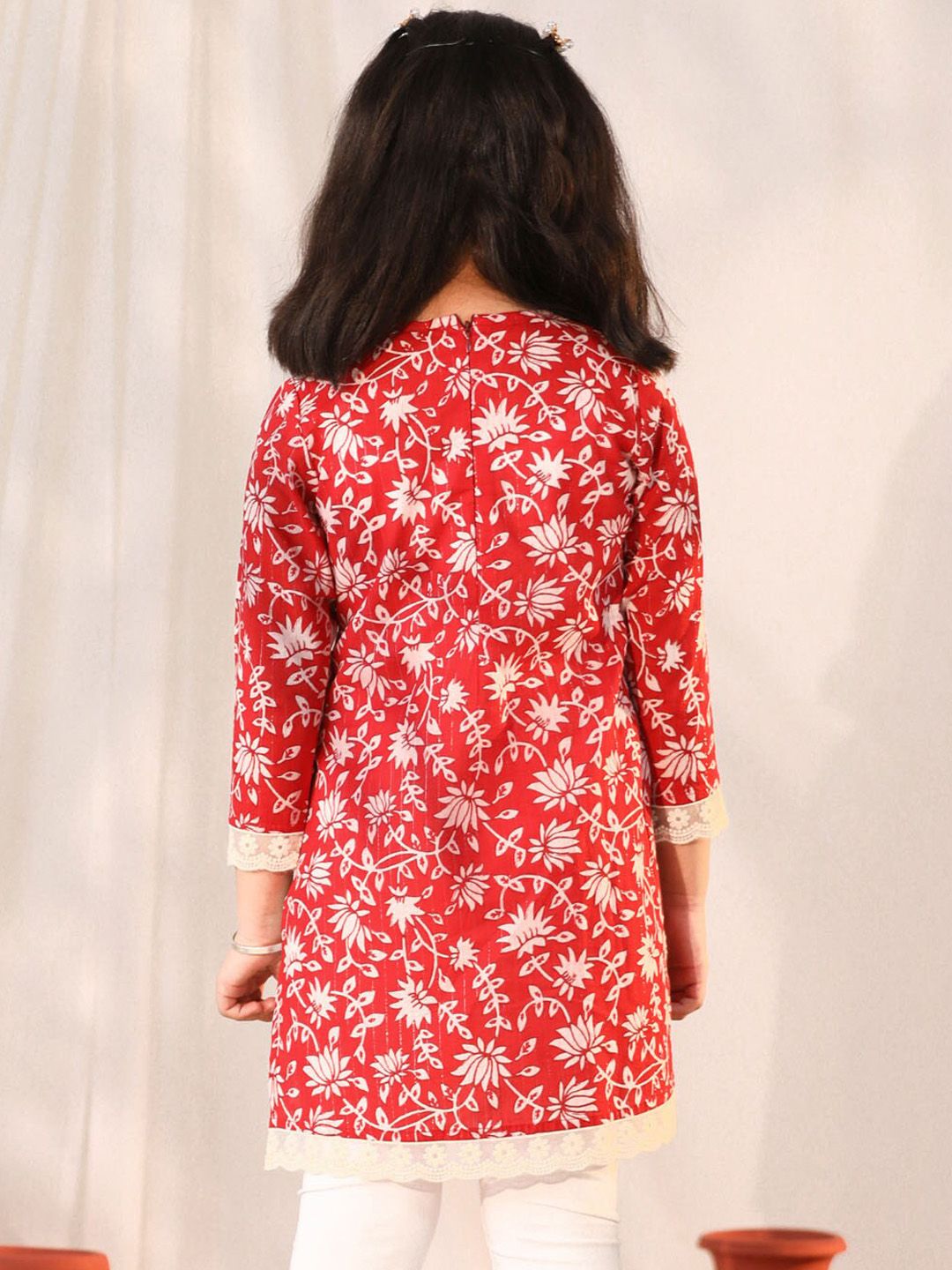 VASTRAMAY Girls Floral Printed V-Neck Cotton Kurta