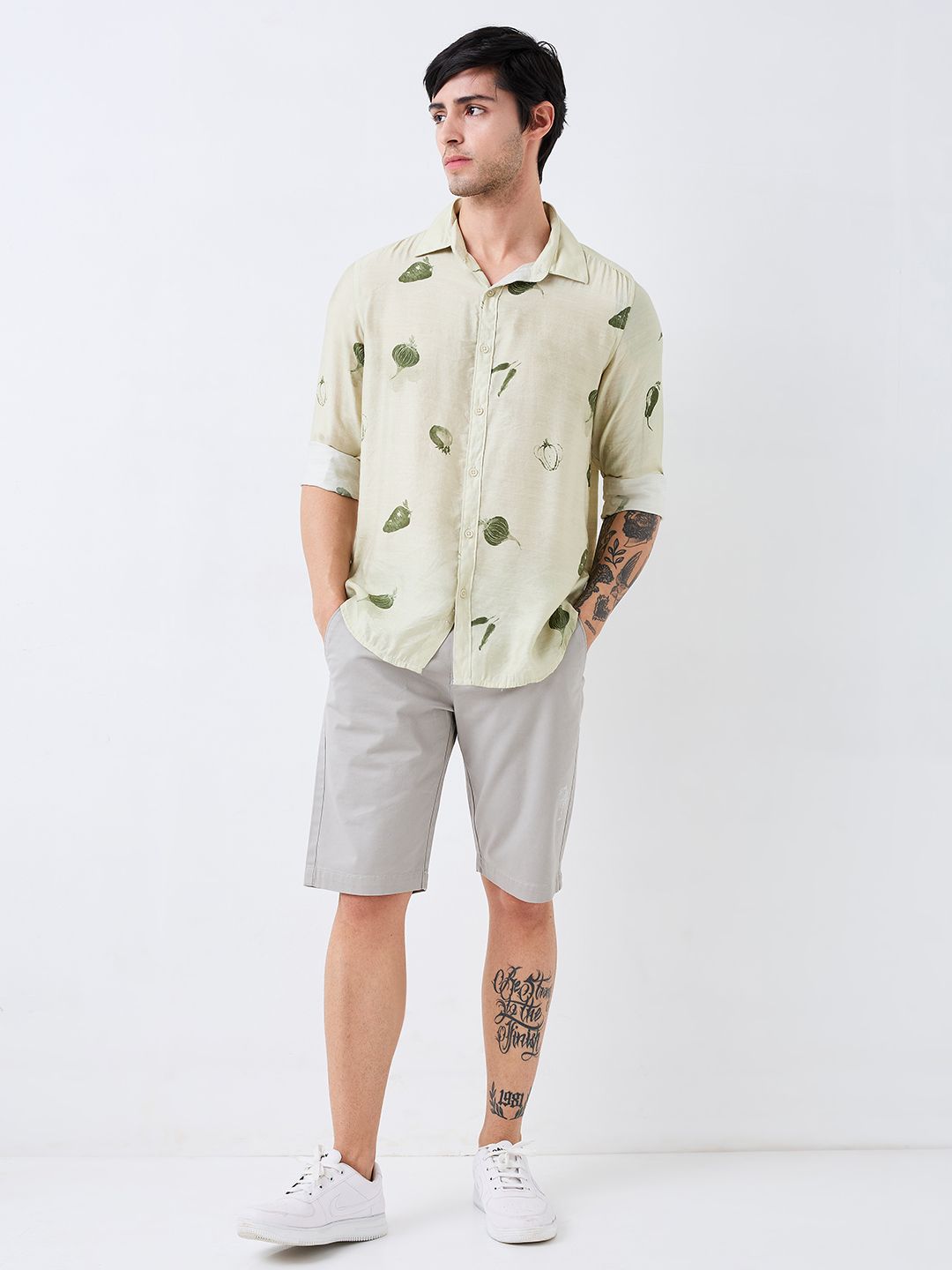 Lelaki spykar menyebarkan baju kasual bercetak kolar