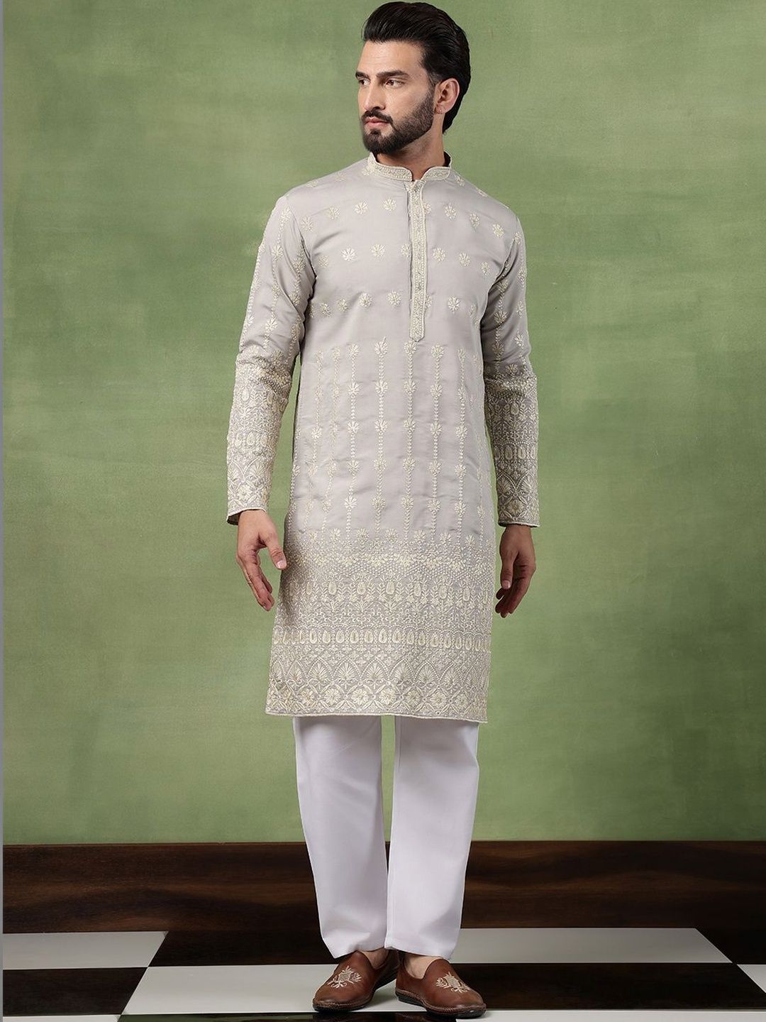 SOJANYA Men Embroidered Sequinned Kurta