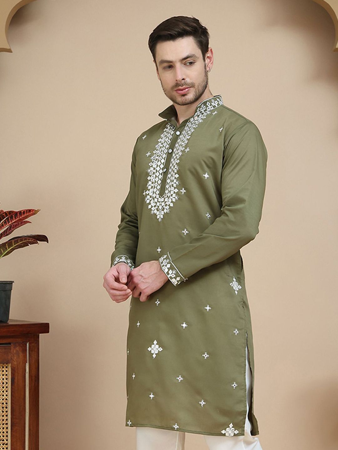 Jompers Men Geometric Embroidered Mirror Work Kurta