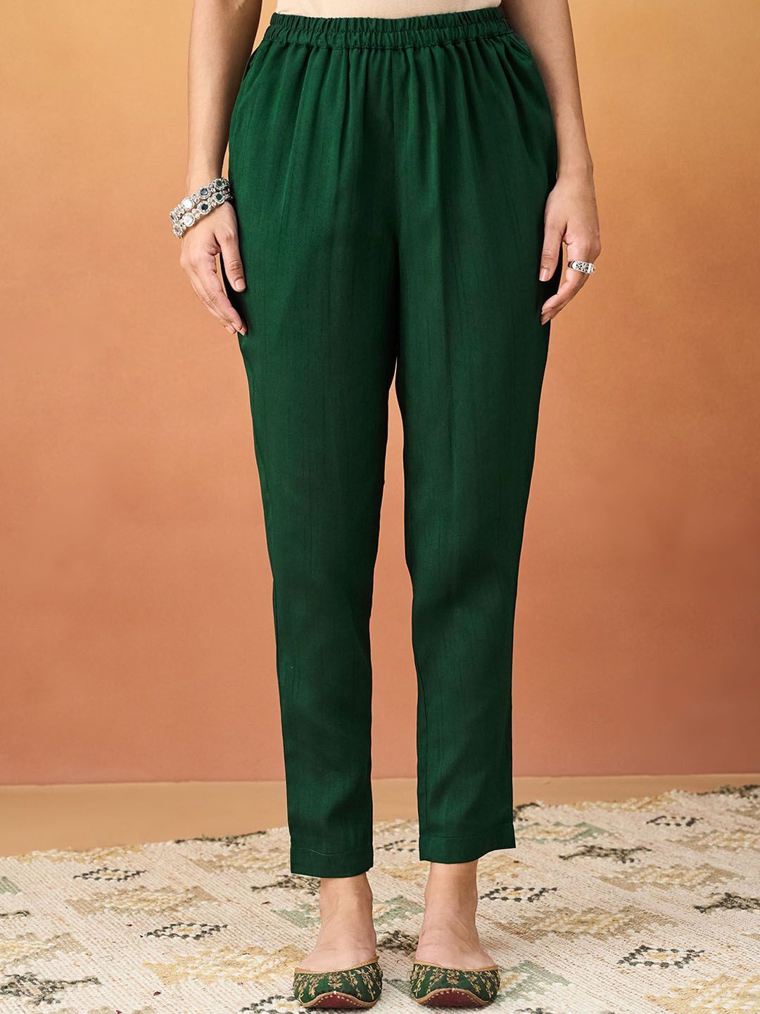 Kalini Ethnic Motifs bersulam v-leher lurus kurta dengan seluar & dupatta