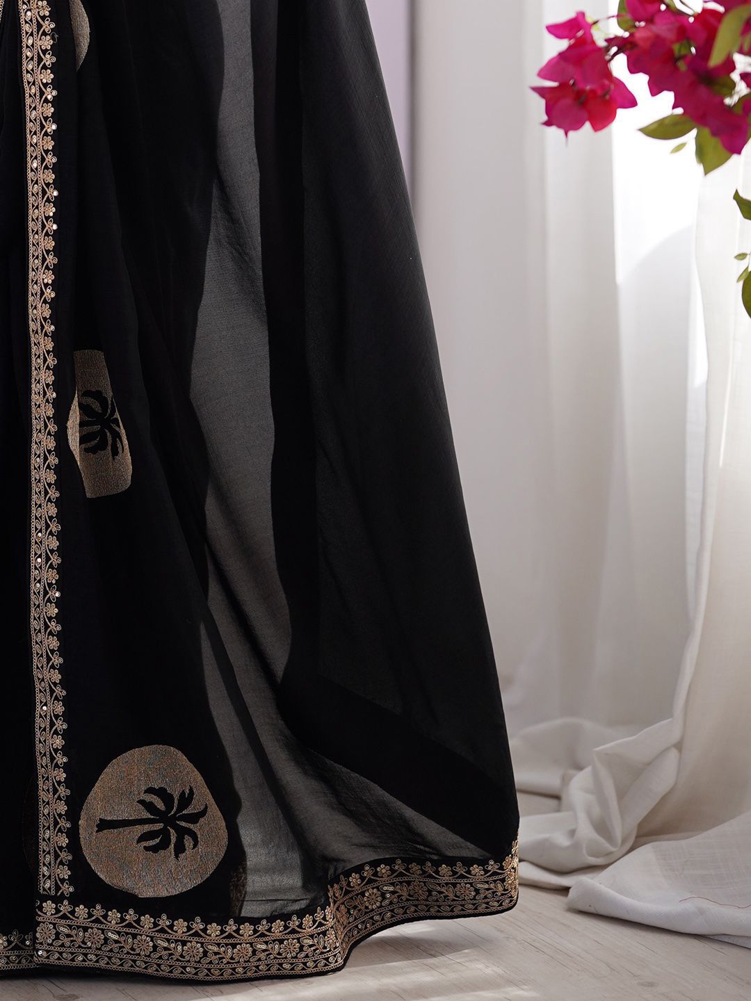 Saree mall Floral Sequinned Silk Blend Sarees