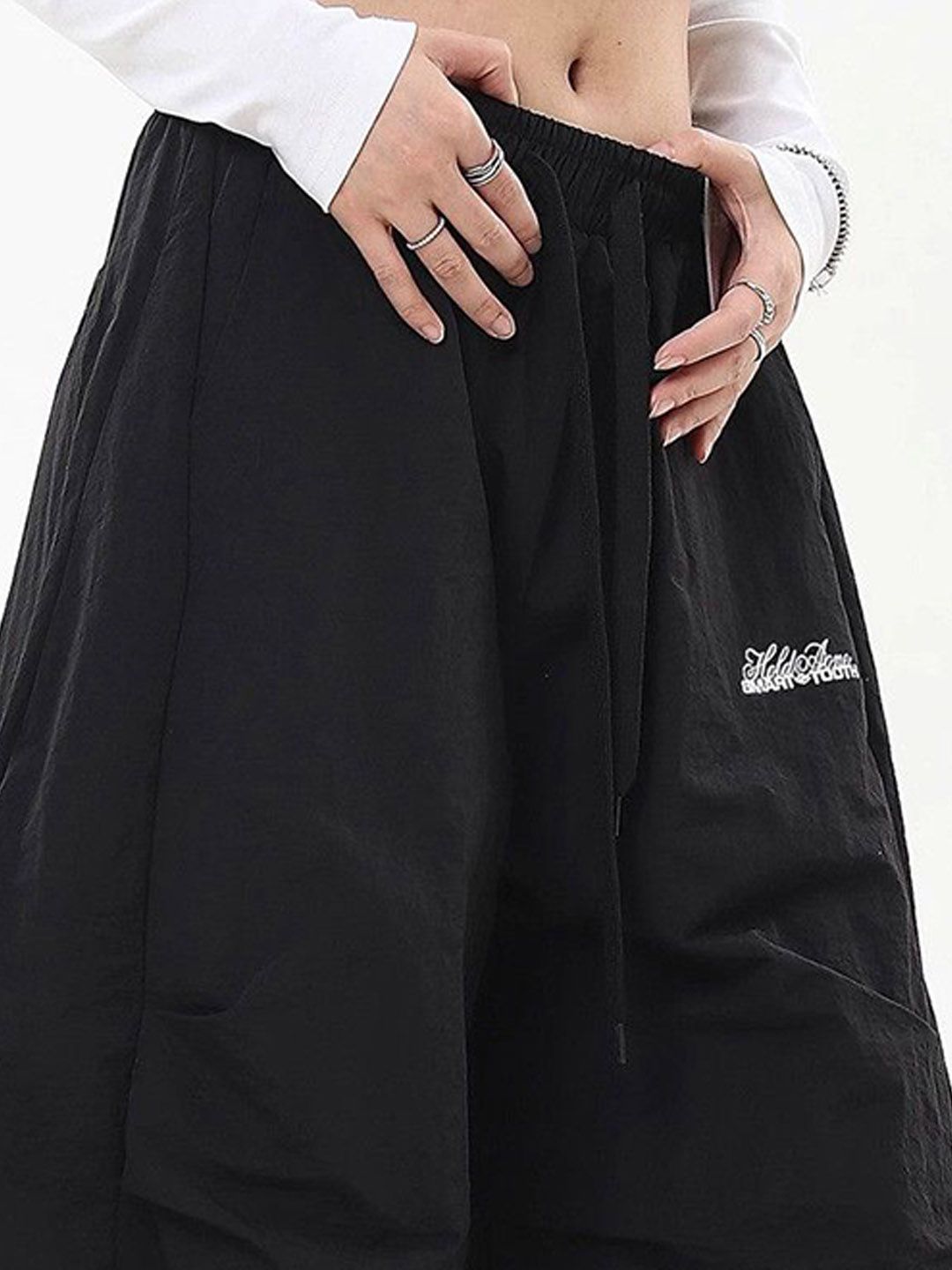 DressBerry Women Low-Rise Loose Fit Wide Leg Trousers