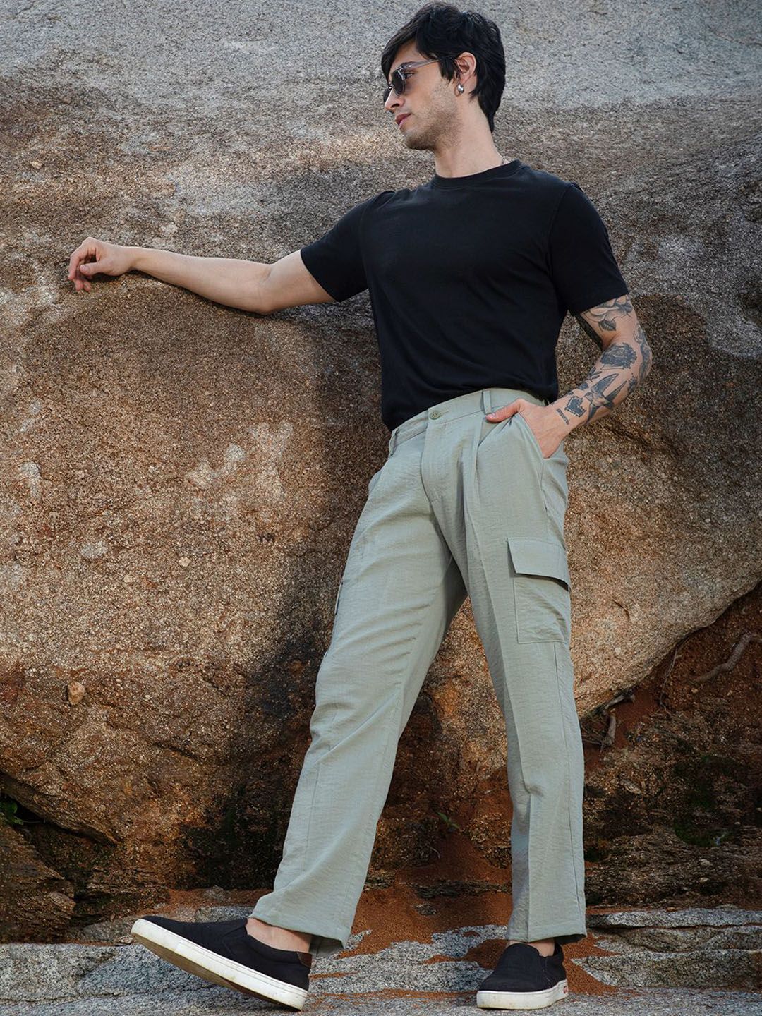 Campus Sutra Men Comfort Pleated Mid-Rise Cargos