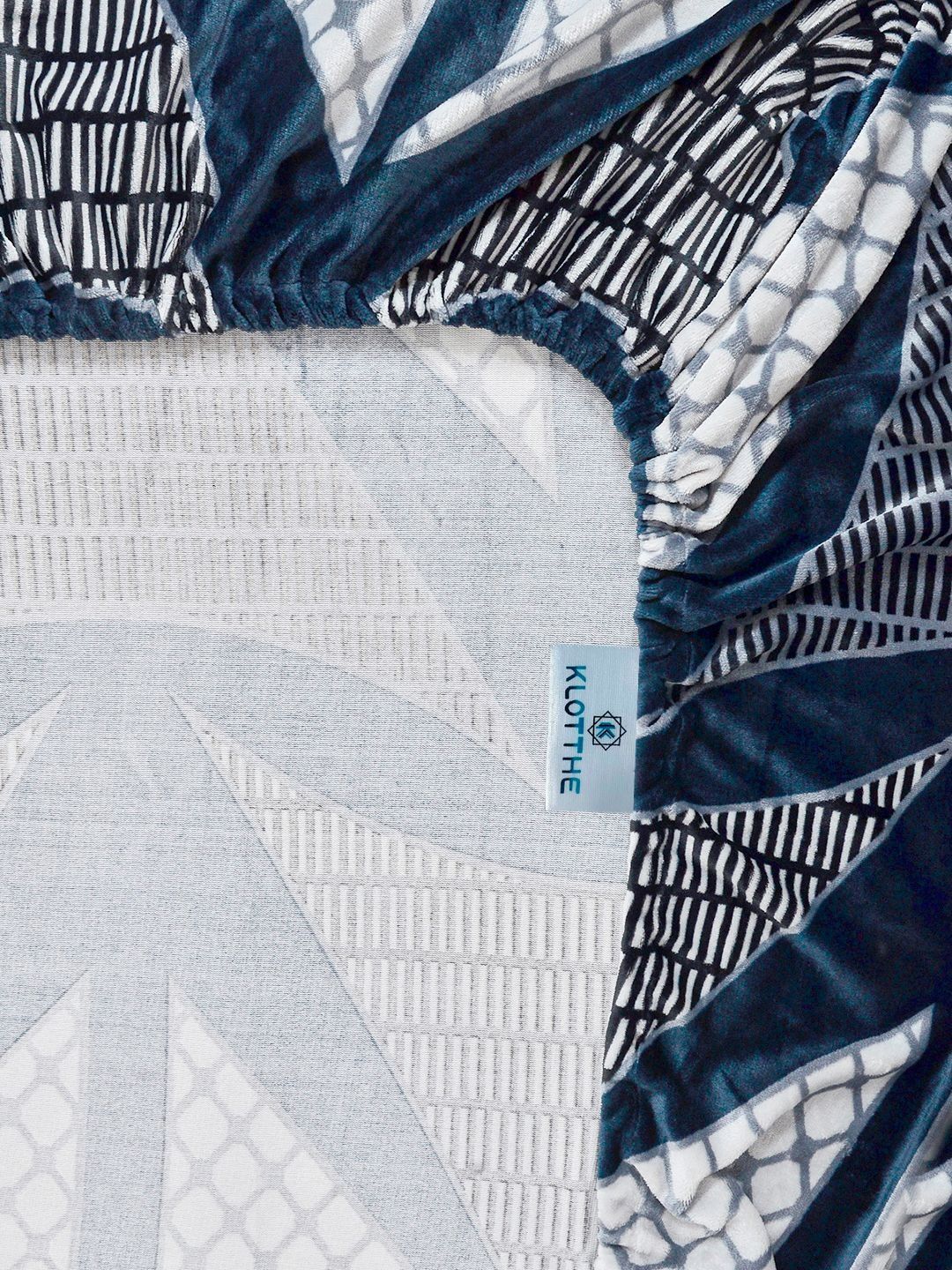 KLOTTHE Blue Geometric Printed Fitted Woolen 300 TC King Bedsheet With 2 Pillow Cover