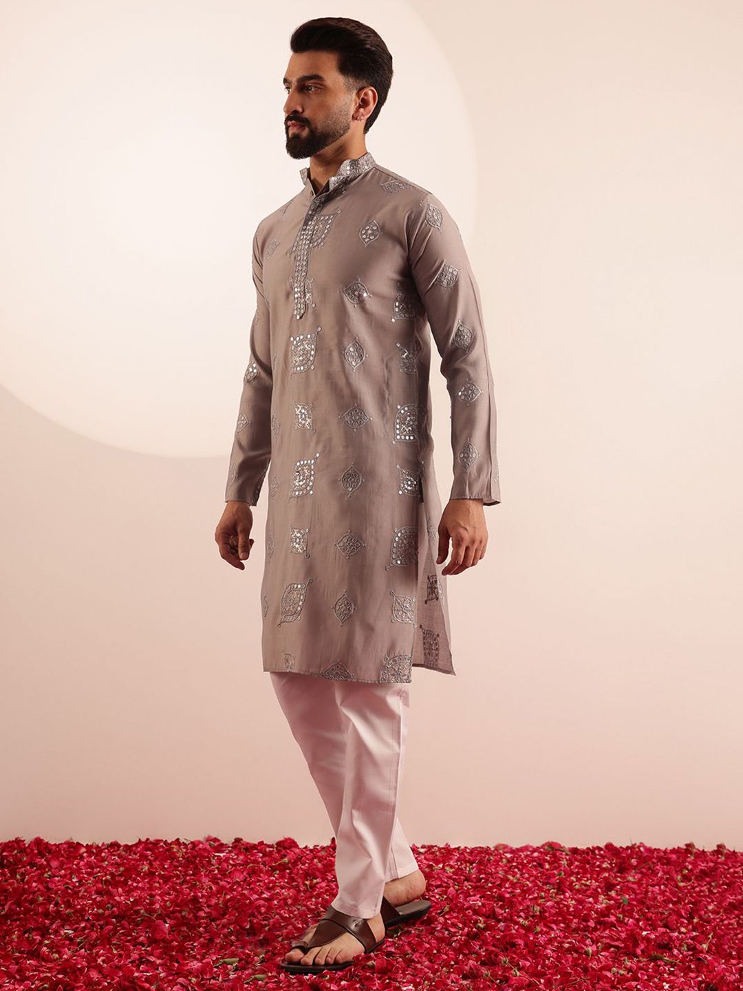 SOJANYA Men Embroidered Mirror Work Kurta