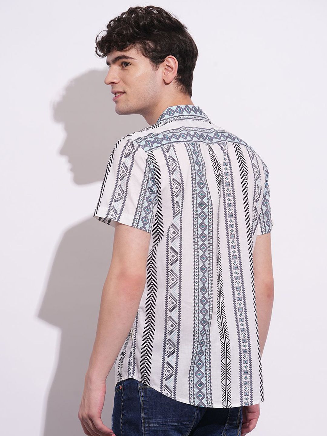 Menjadi Lelaki Manusia Klasik Bercetak Baju Kasual