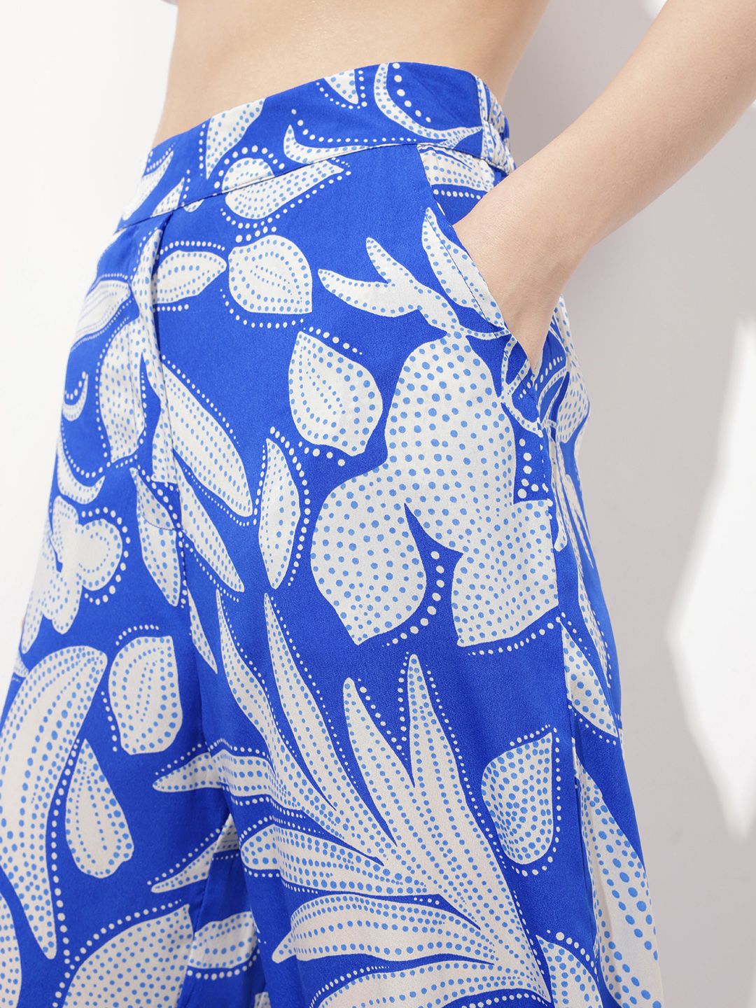 DressBerry Women Embracing The Floral Story Printed Loose Fit Trousers