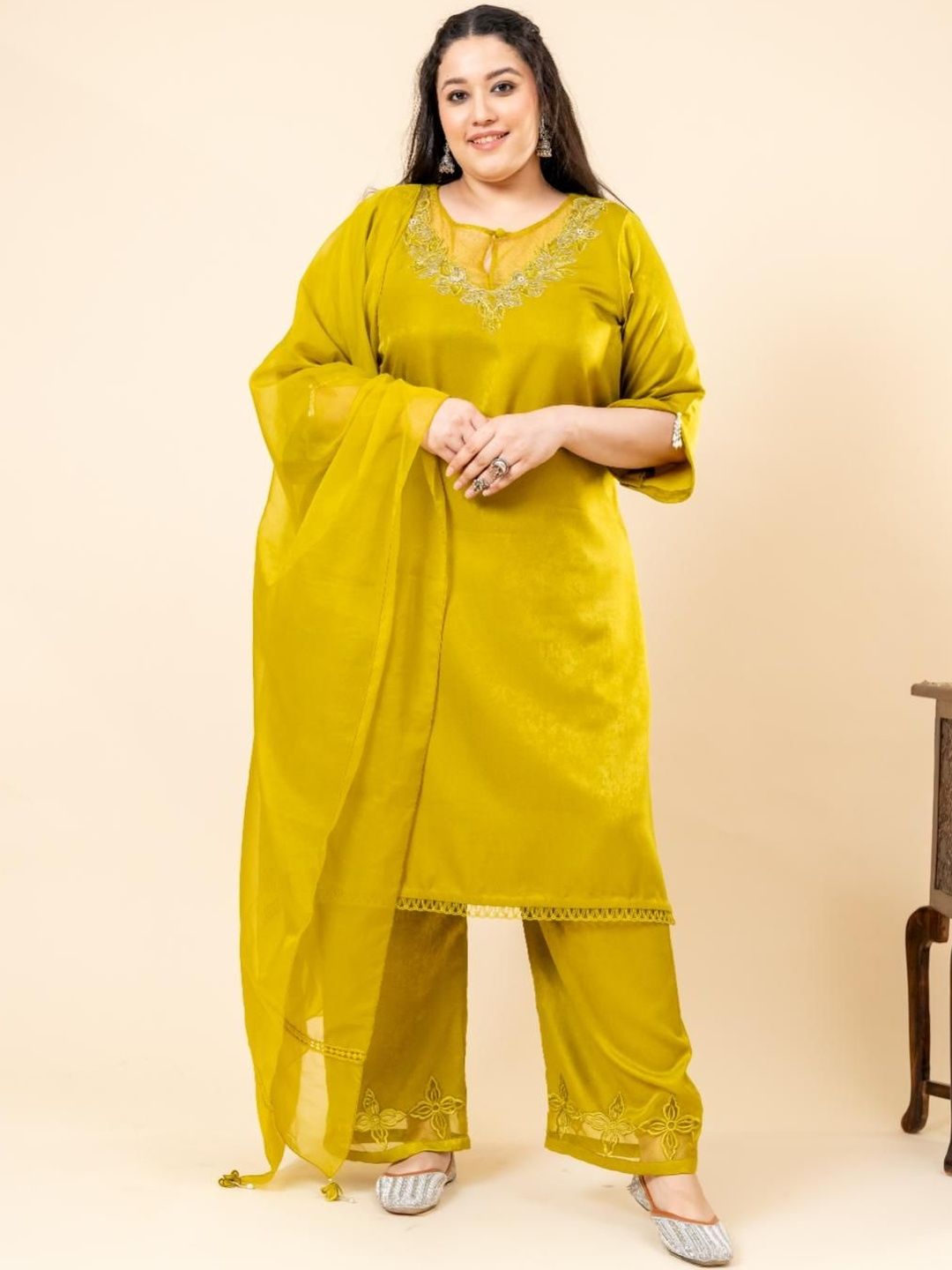 Mamicha Embroidered Round Neck Kurta Set