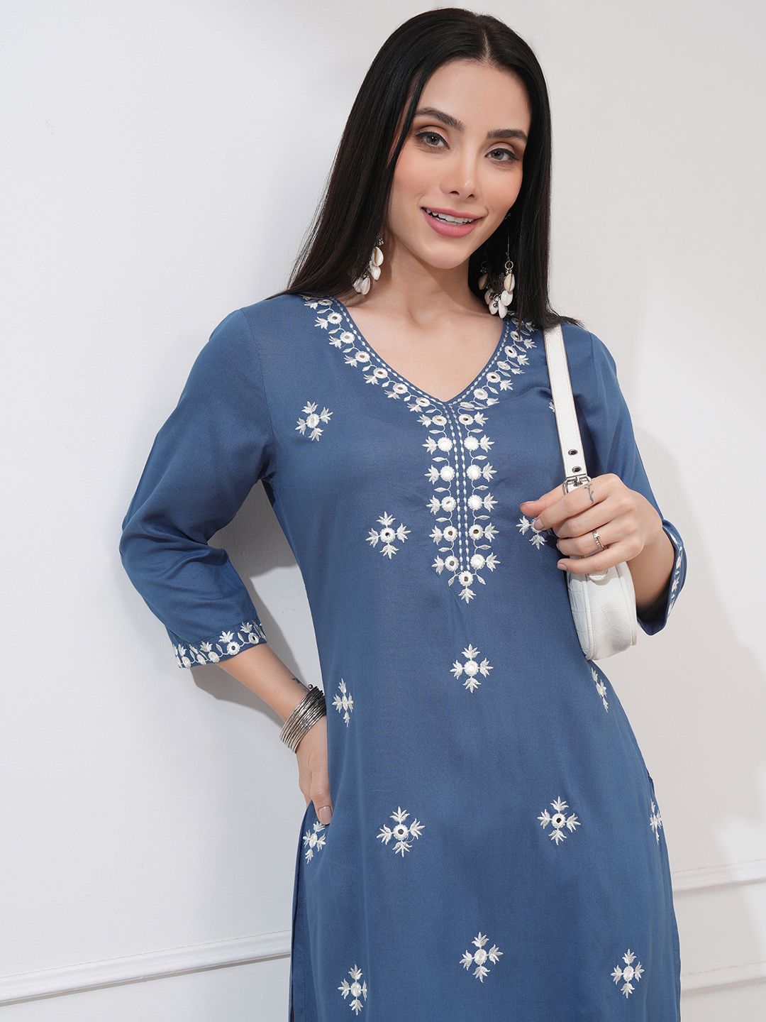 Vishudh Women Straight V Neck Kurta