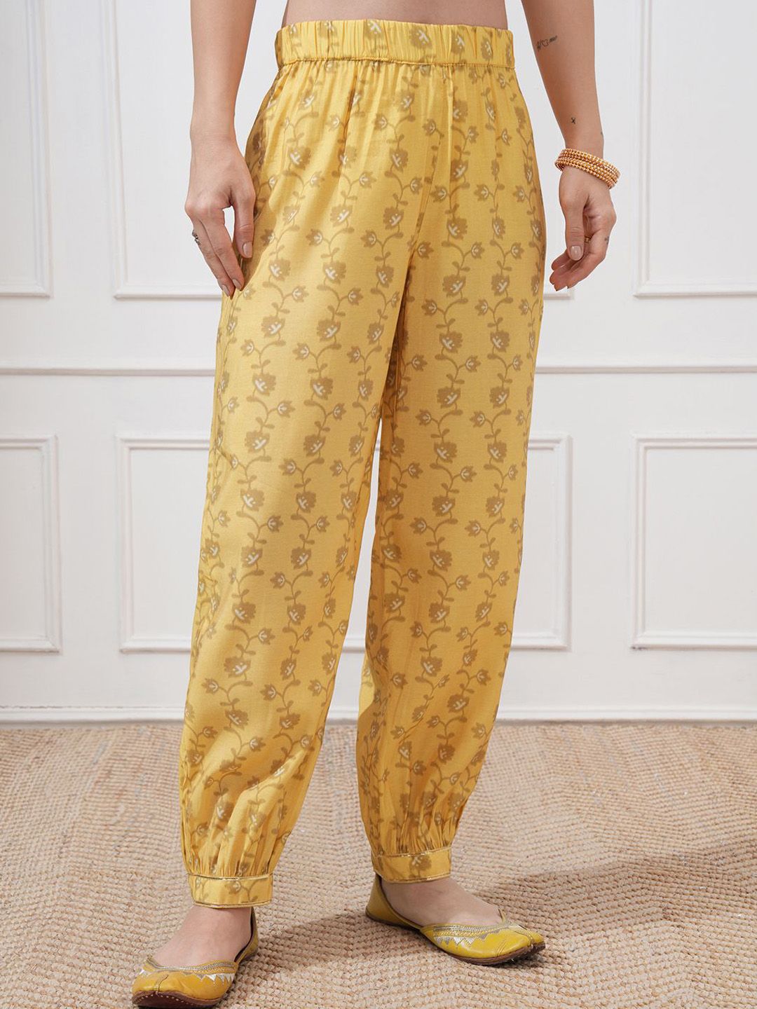 Vishudh Women Digital Printed Kurta With Round Neck And Printed Joggers Co-Ord Set