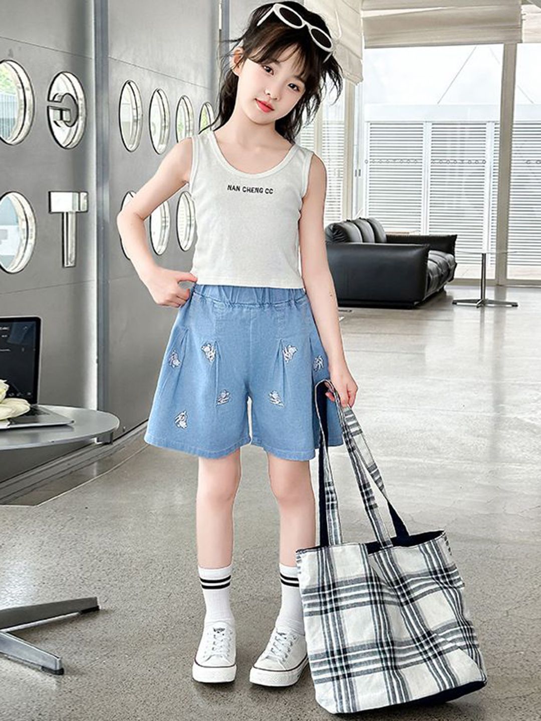 YK Girls Graphic Printed Loose Fit Mid-Rise Denim Shorts