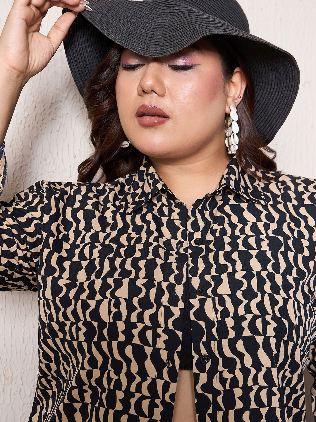Berrylush Curve Black Plus Size Abstract Printed Longline Shirt With Mini Shorts