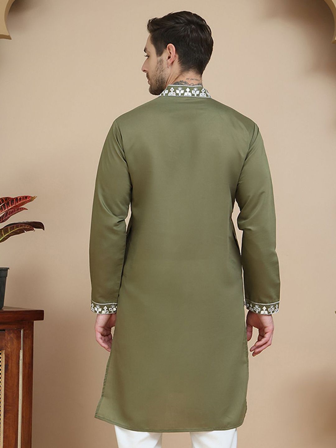 Jompers Men Geometric Embroidered Mirror Work Kurta