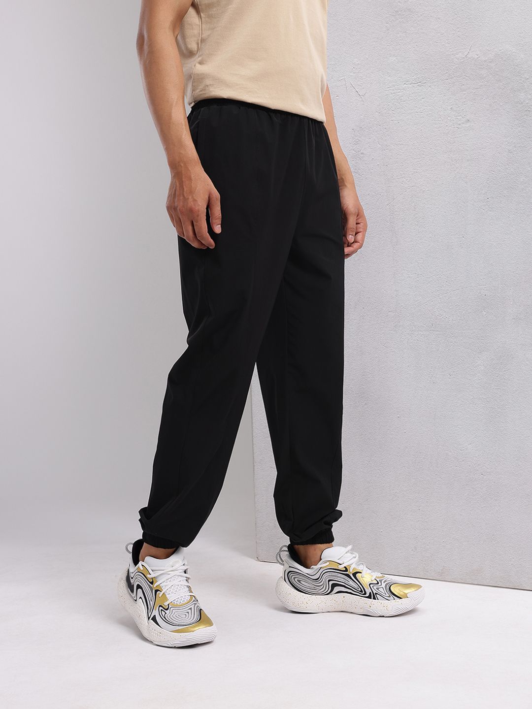HRX by Hrithik Roshan Men Front Seam Mid-Rise Regular Fit Lifestyle Joggers