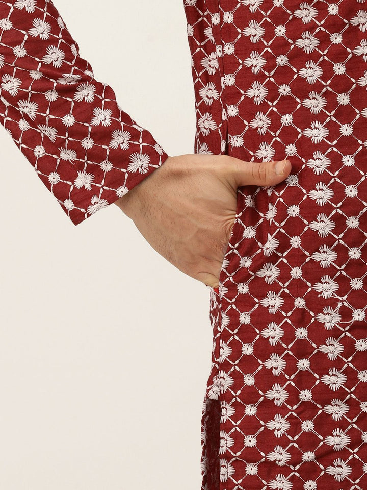 SOJANYA Men Maroon Chikankari Sulam Kurta dengan Jaket Churidar & Nehru