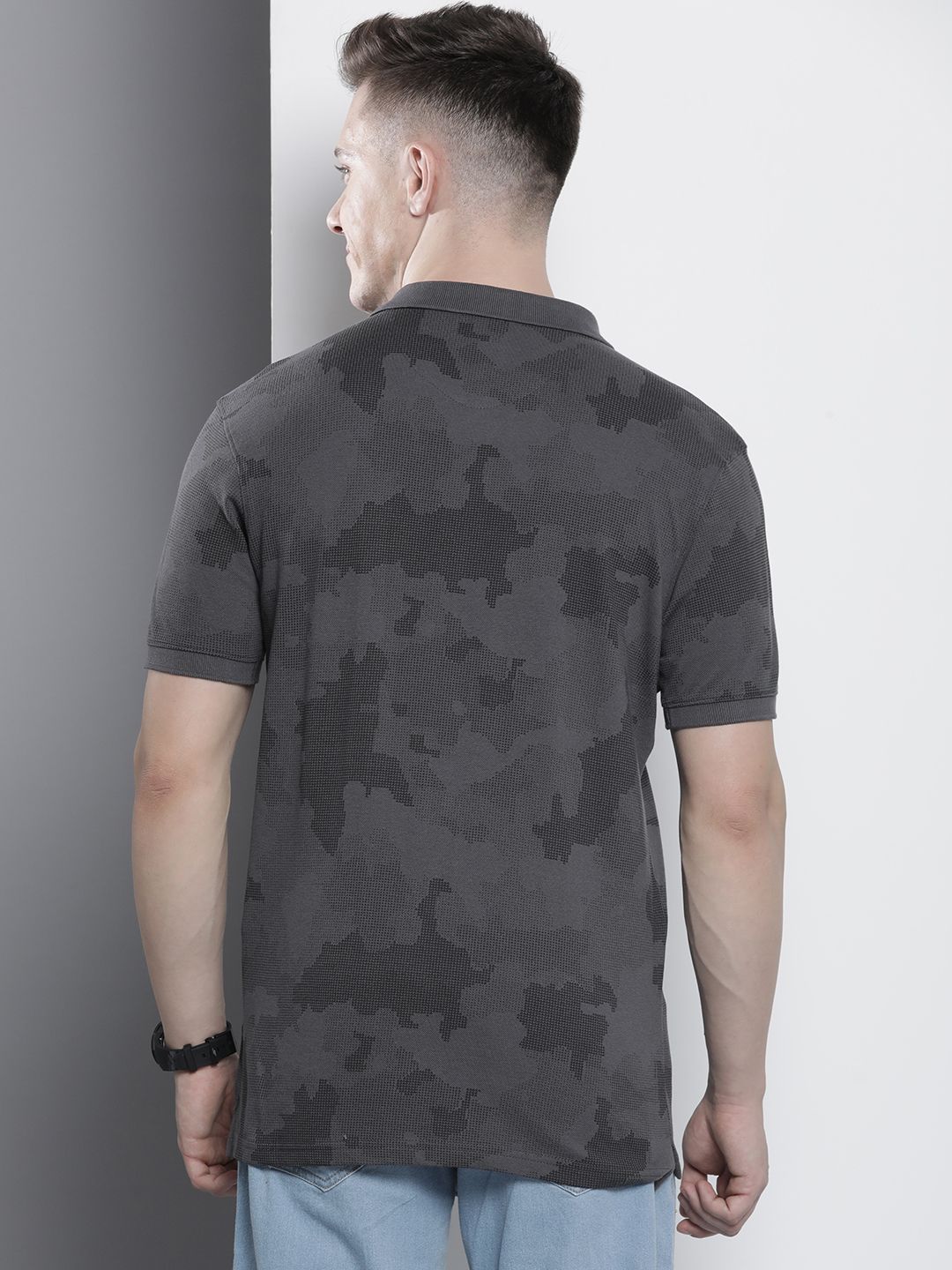 T-shirt kolar polo carase yang dicetak abstrak India