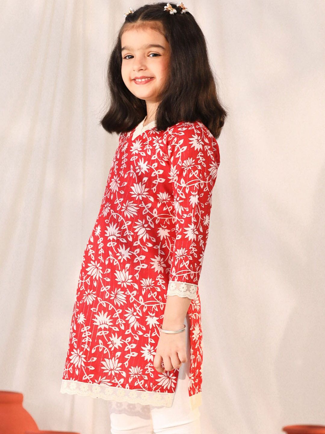 VASTRAMAY Girls Floral Printed V-Neck Cotton Kurta
