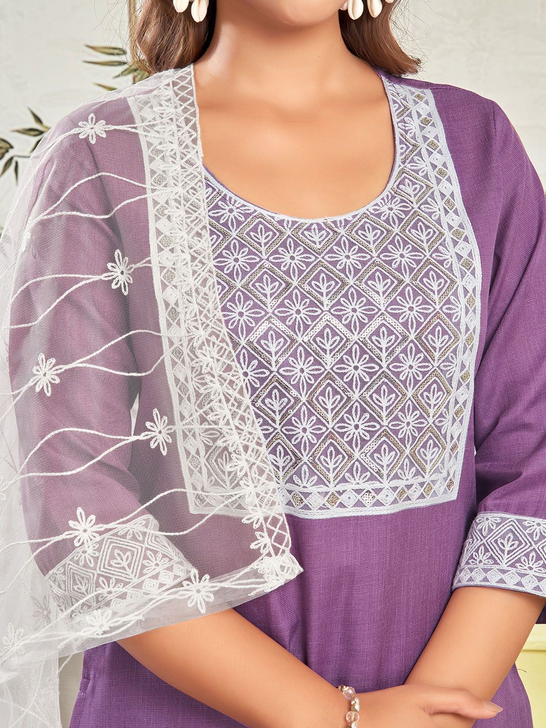 Kalini Reka Bentuk Kukus Floral Sequinned Lurus Kurta dengan Seluar & Dupatta