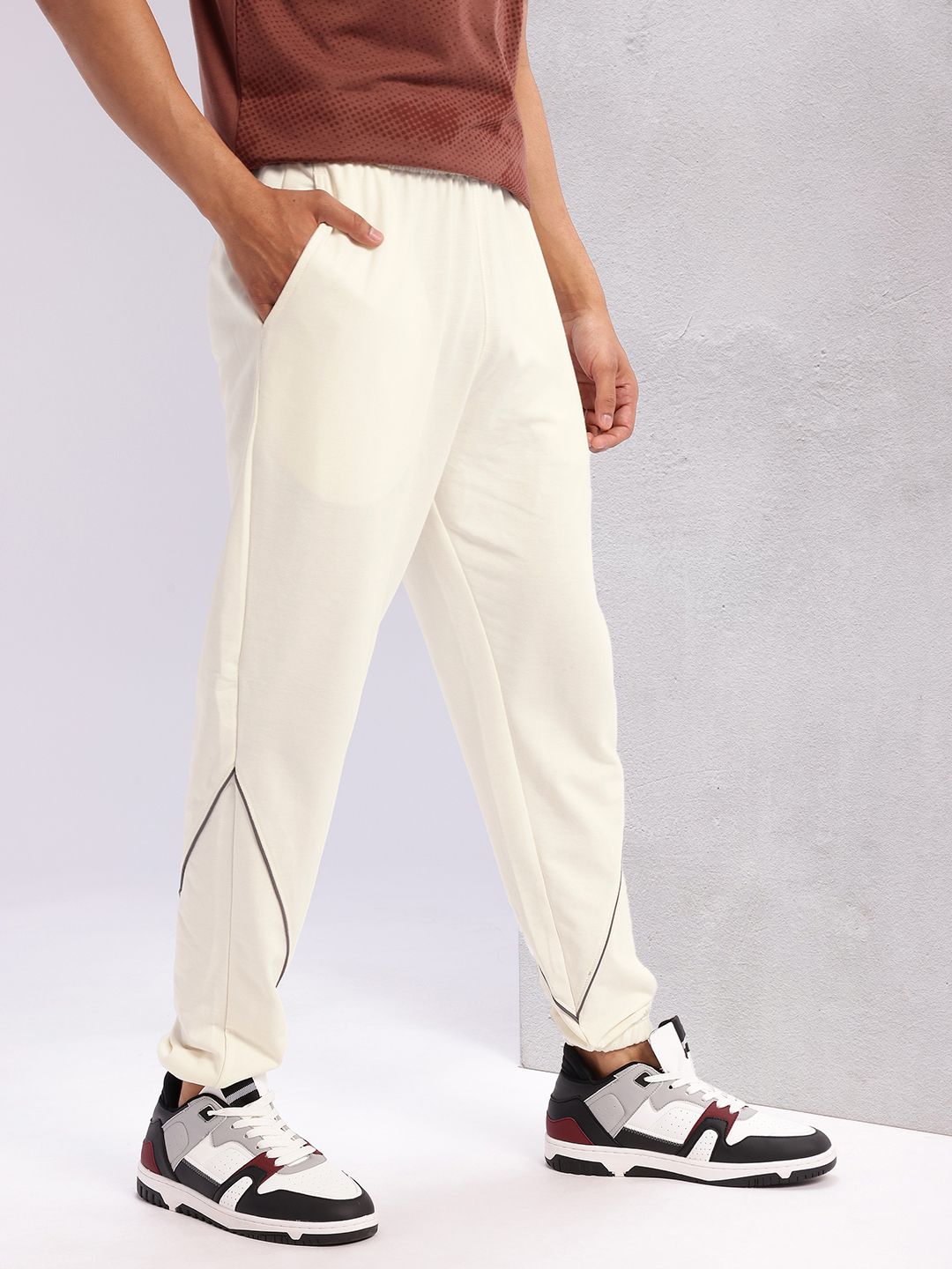 HRX by Hrithik Roshan Men Contrast Piping Mid-Rise Lifestyle Joggers