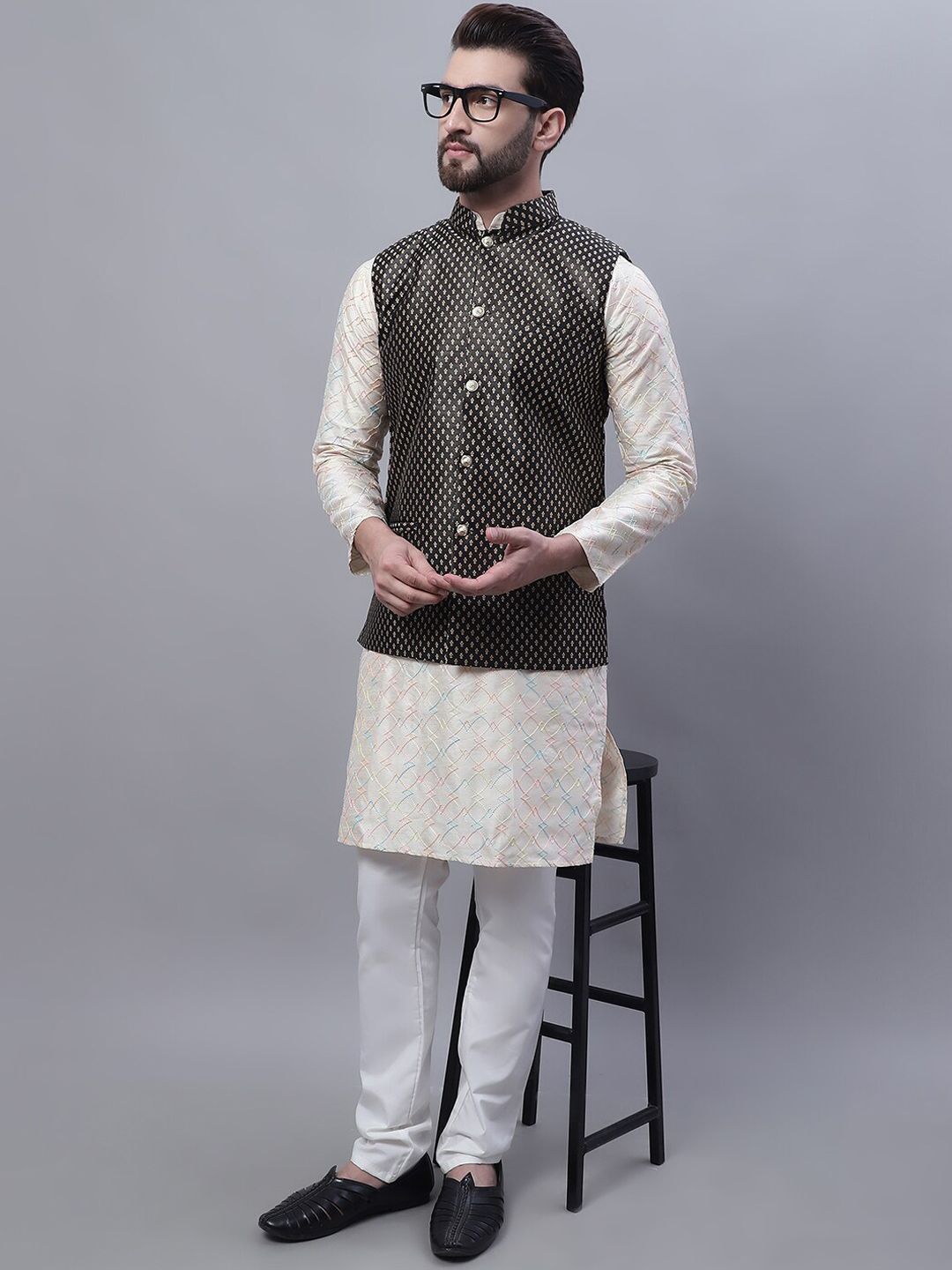 SOJANYA Kurta Kerja Benang Biasa Motif Etnik Bersulam Dengan Jaket Churidar & Nehru