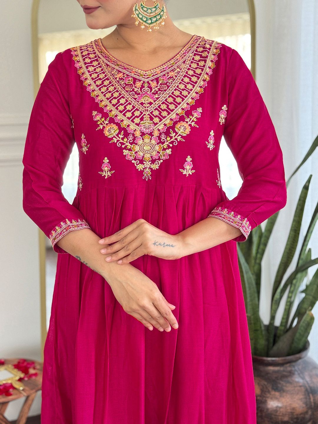Kalini Reka Bentuk Yoke Floral V-Neck Zari Anarkali Kurta dengan Seluar dan Dupatta
