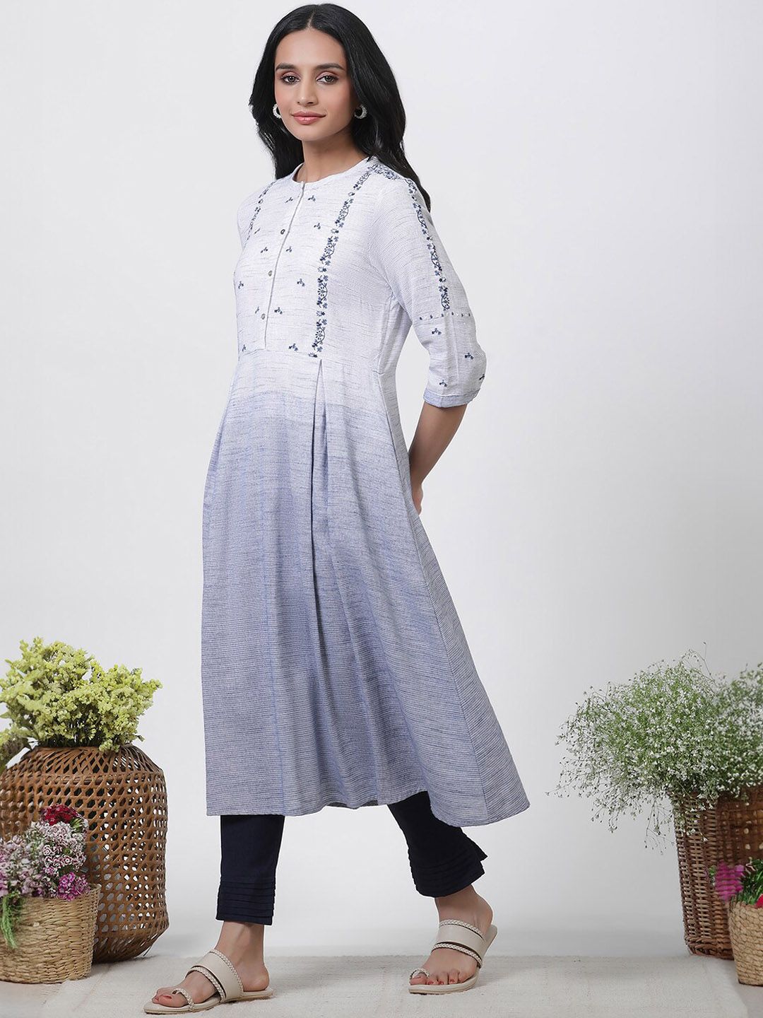 W Women Ethnic Motifs Striped Regular Thread Work Pure Cotton Kurta With Trousers