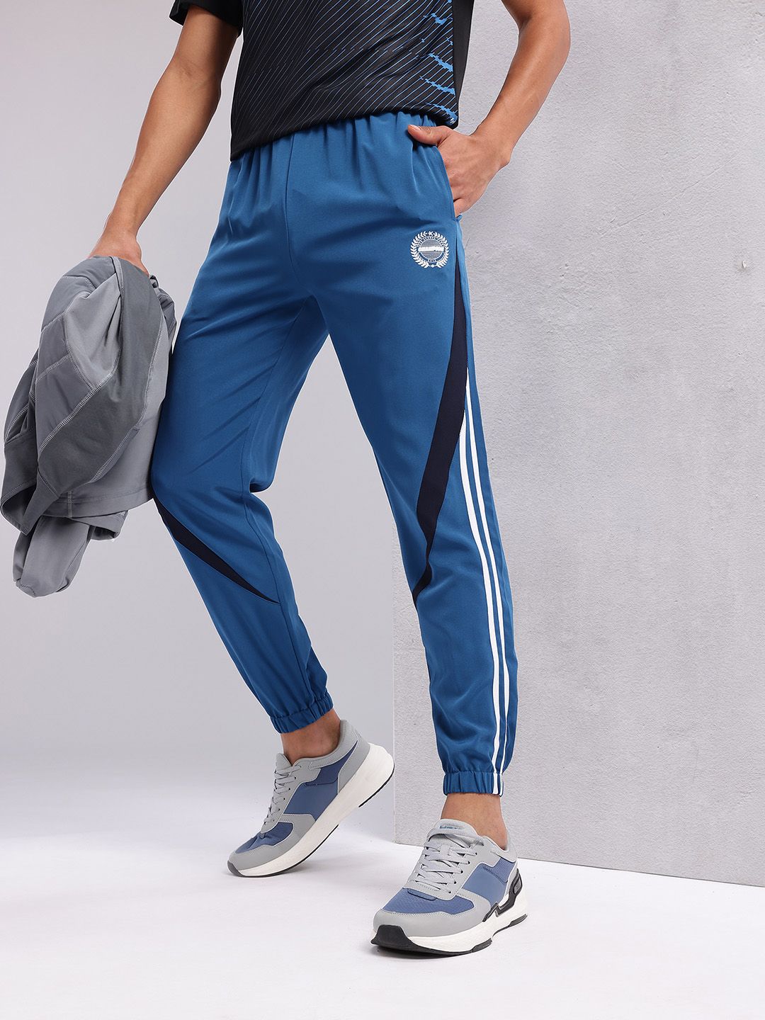HRX by Hrithik Roshan Men Lifestyle Mid-Rise Side Striped Joggers