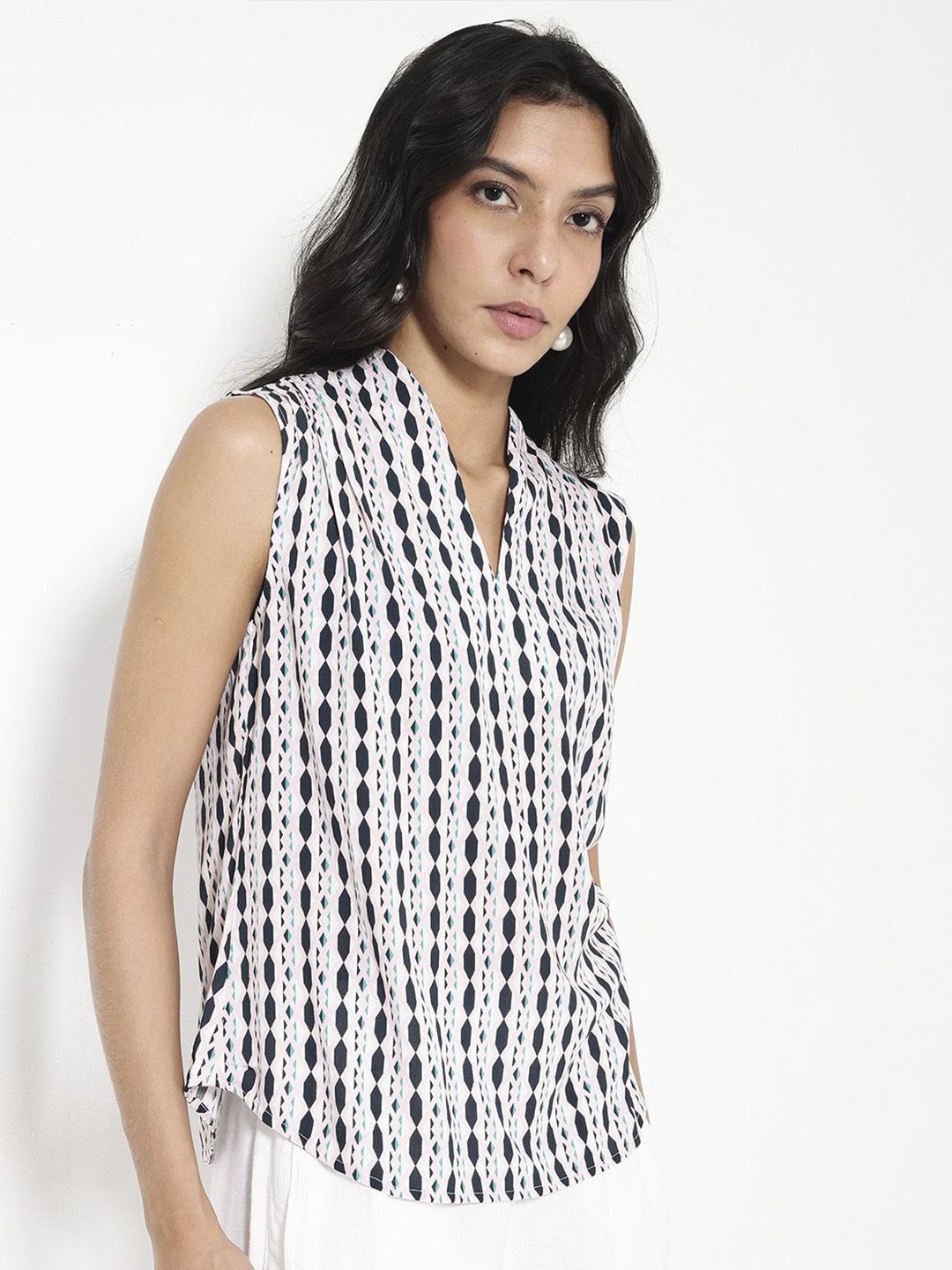 Rareism Geometric Printed V-Neck Cotton Top