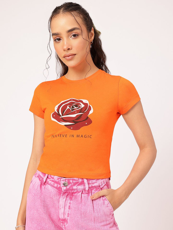 DressBerry Rose Glow Graphic Basic Bee T-shirt