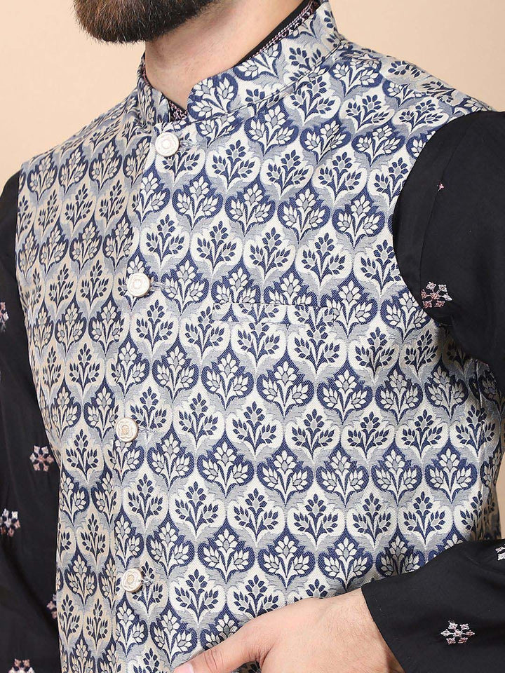 Kurta Sutera Kapas Bersulam Bunga Hitam Anouk dengan Jaket Churidar & Nehru