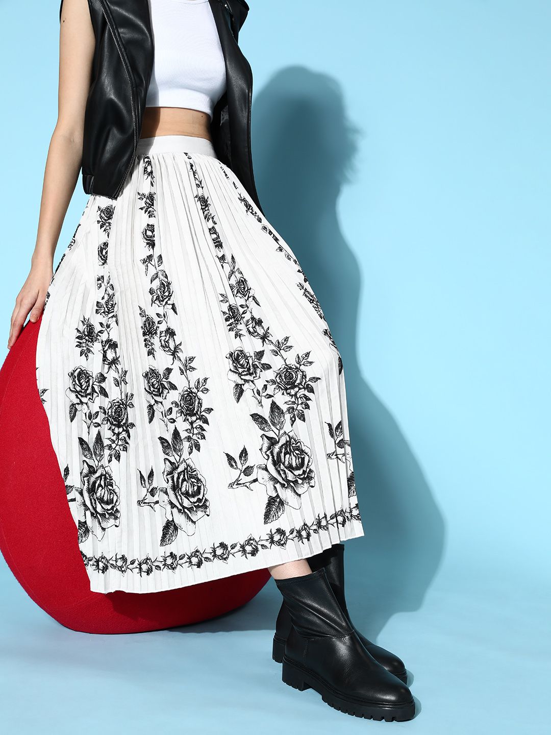 SASSAFRAS Grey Floral Pleated Form Skirt