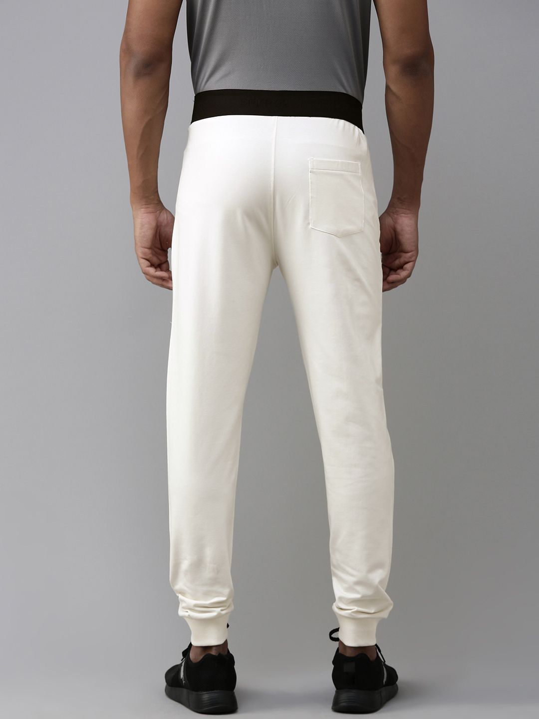 Spykar Men Pepejal Slim Fit Mid-Rise Joggers biasa