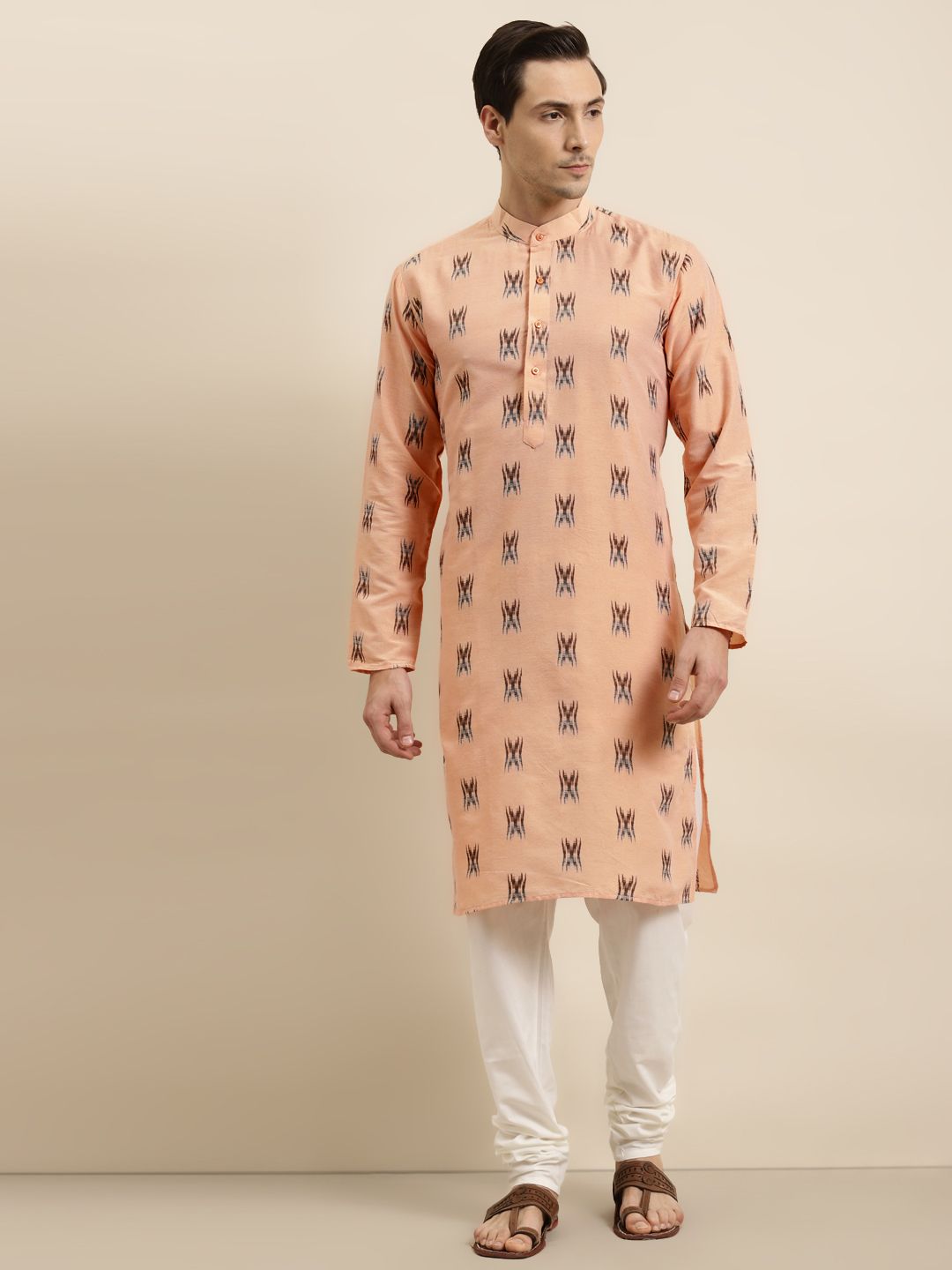Sojanya Men Kurta Kapas Ikkat Berwarna Peach & Hitam Geometrik