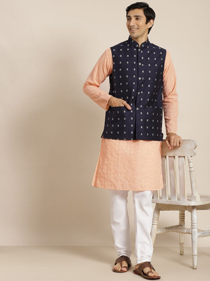 SOJANYA Lelaki Kurta Kapas Tulen Chikankari Warna Peach dengan Jaket Churidar & Nehru