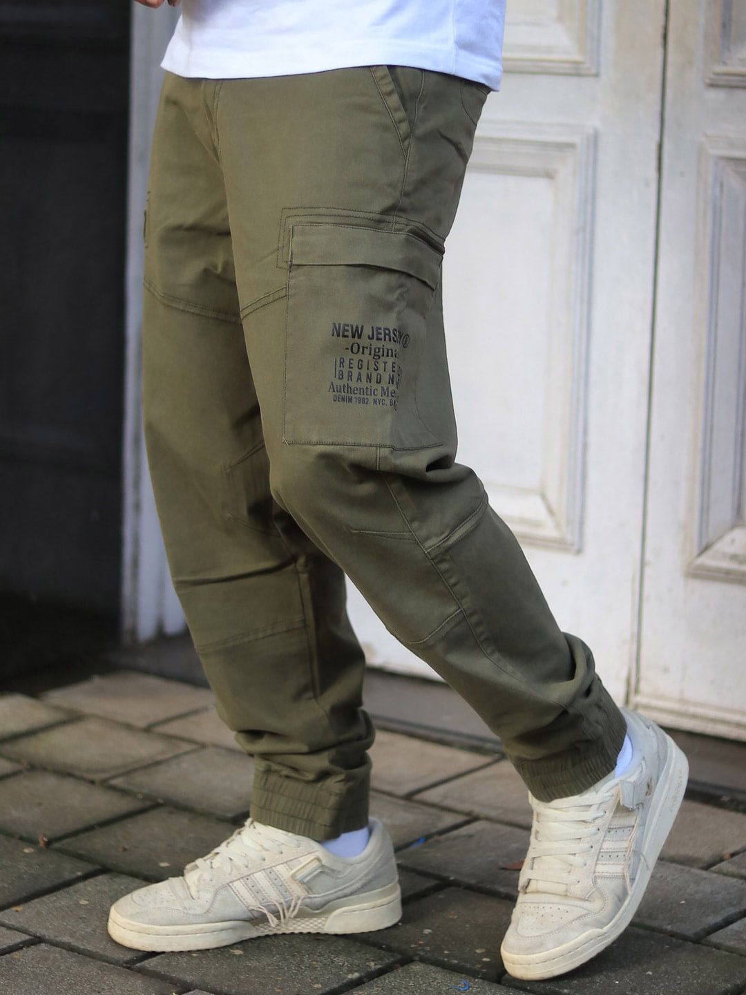 Powerlook Men Olive Green Pure Cotton Mid-Rise Cargos Trousers