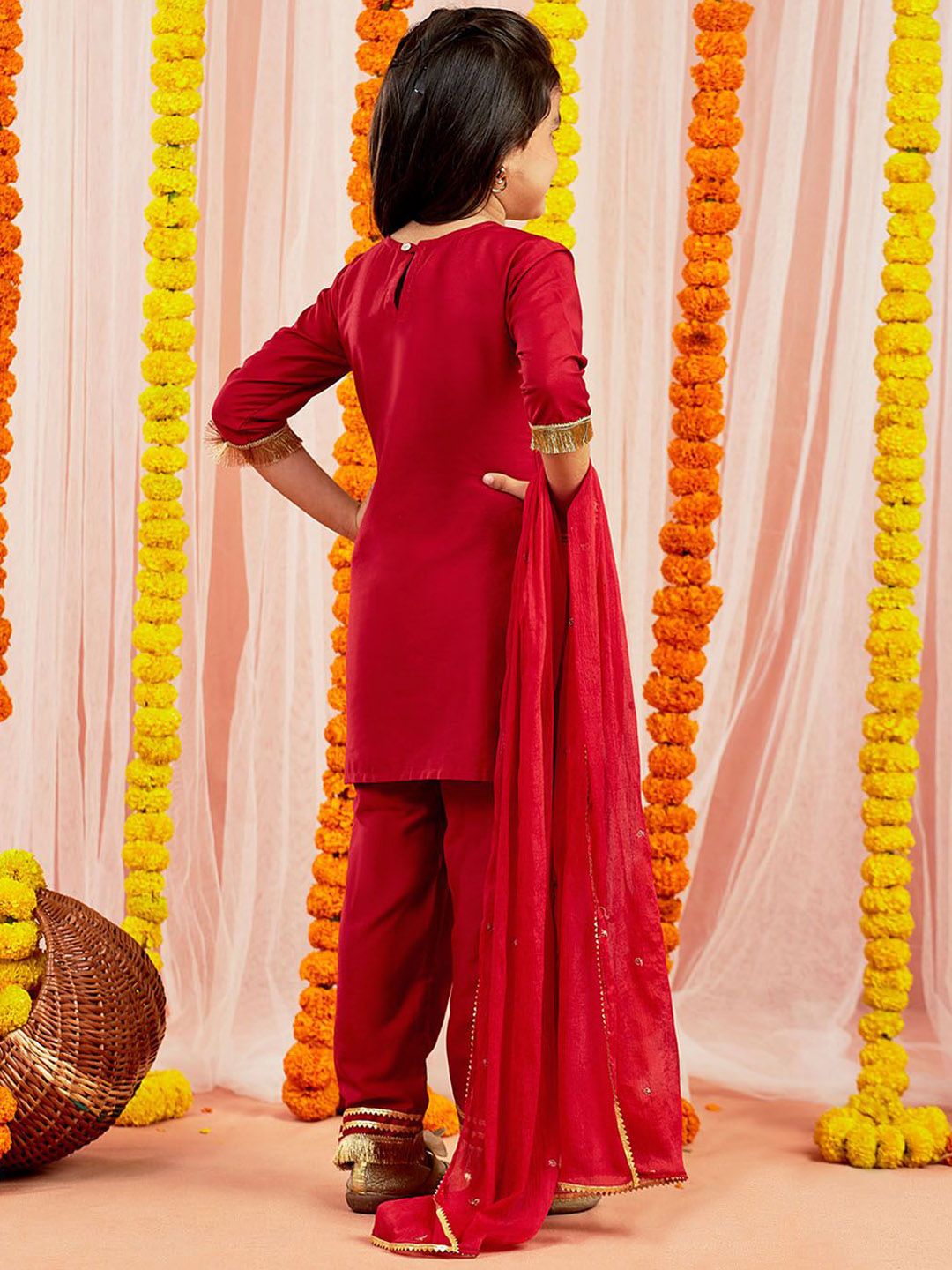 VASTRAMAY Girls Floral Embroidered Thread Work Kurta With Trousers & Dupatta