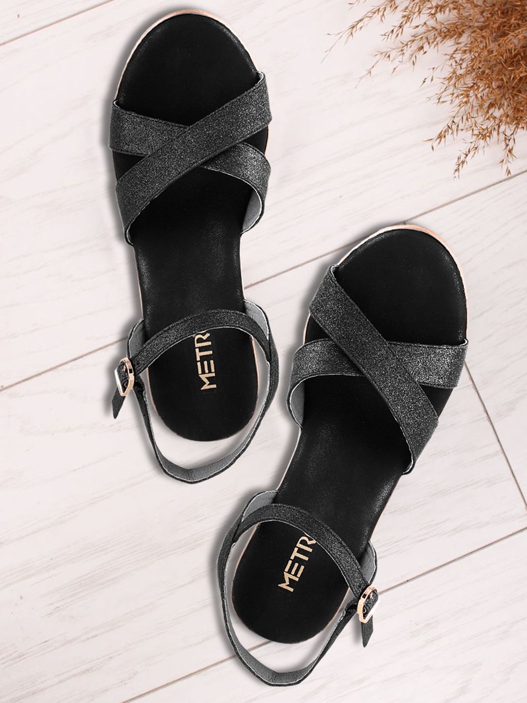 Metro Women Black Solid Sandals