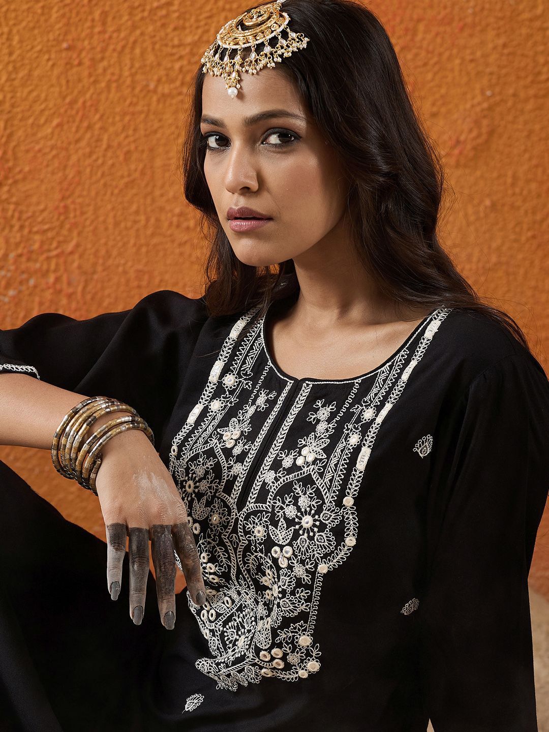 Indo Era Floral Embroidered Notch Neck Thread Work Straight Kurta