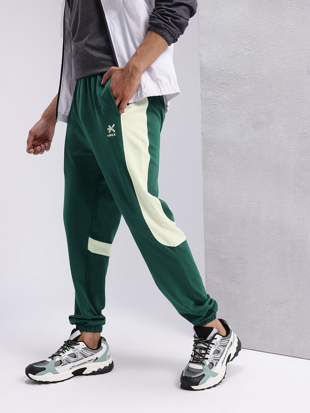 HRX by Hrithik Roshan Men Colorblocked Mid-Rise Regular Fit Lifestyle Joggers