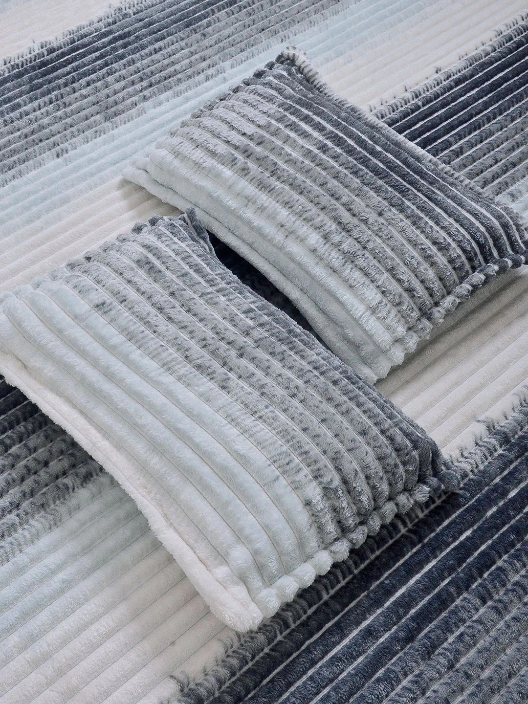 KLOTTHE Striped 300 TC King Bedsheet dengan 2 Sarung Bantal
